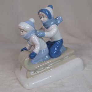 Children Winter Sledding Porcelana De Cuernavaca Paul Sebastian VTG 1992 Mexico